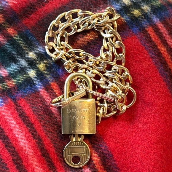 Vintage LV Louis Vuitton Padlock Lock & Key 202 with a no name chain - Picture 8 of 9